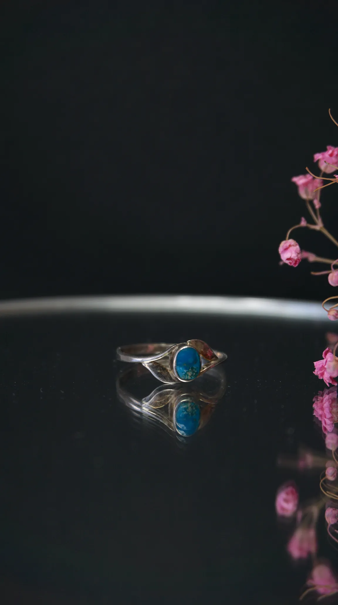 Vintage sterling silver turquoise ring with leaf design
