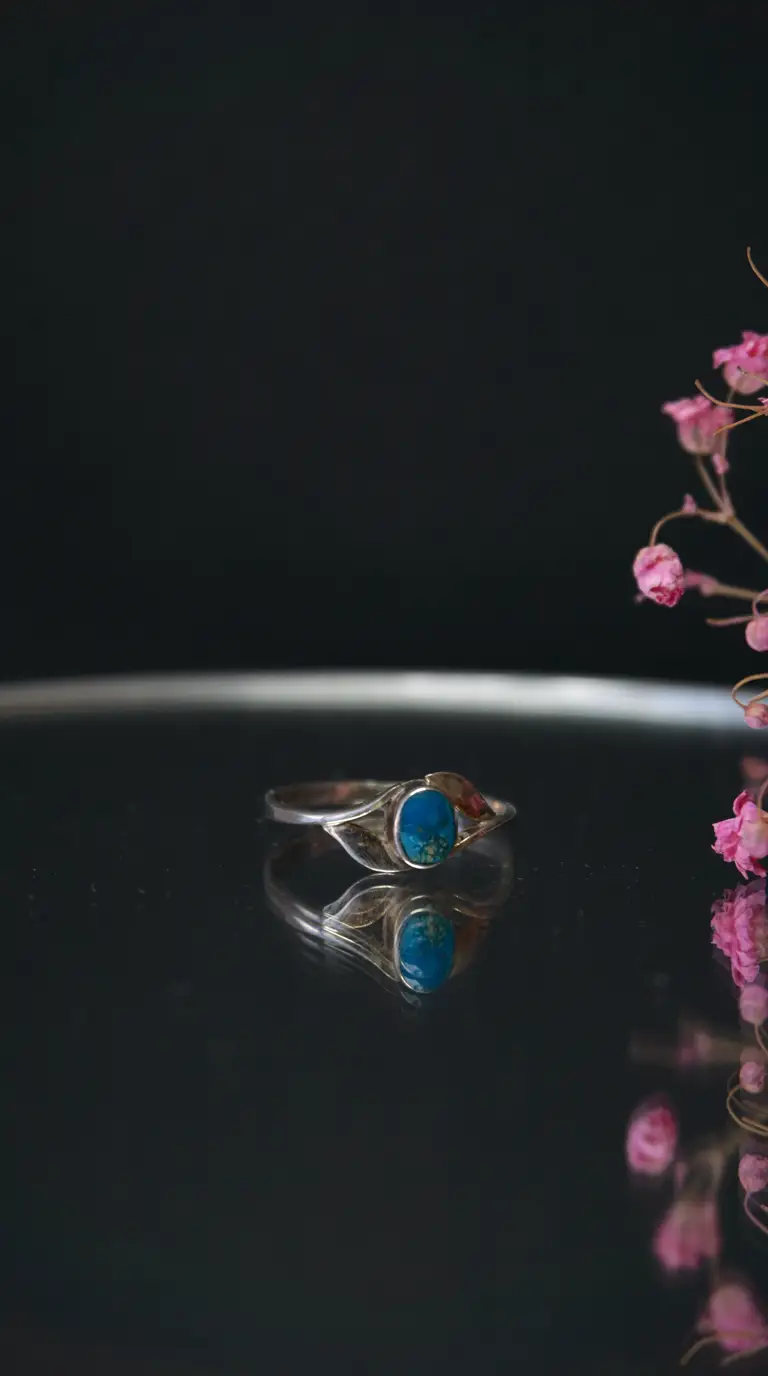 Vintage sterling silver turquoise ring with leaf design