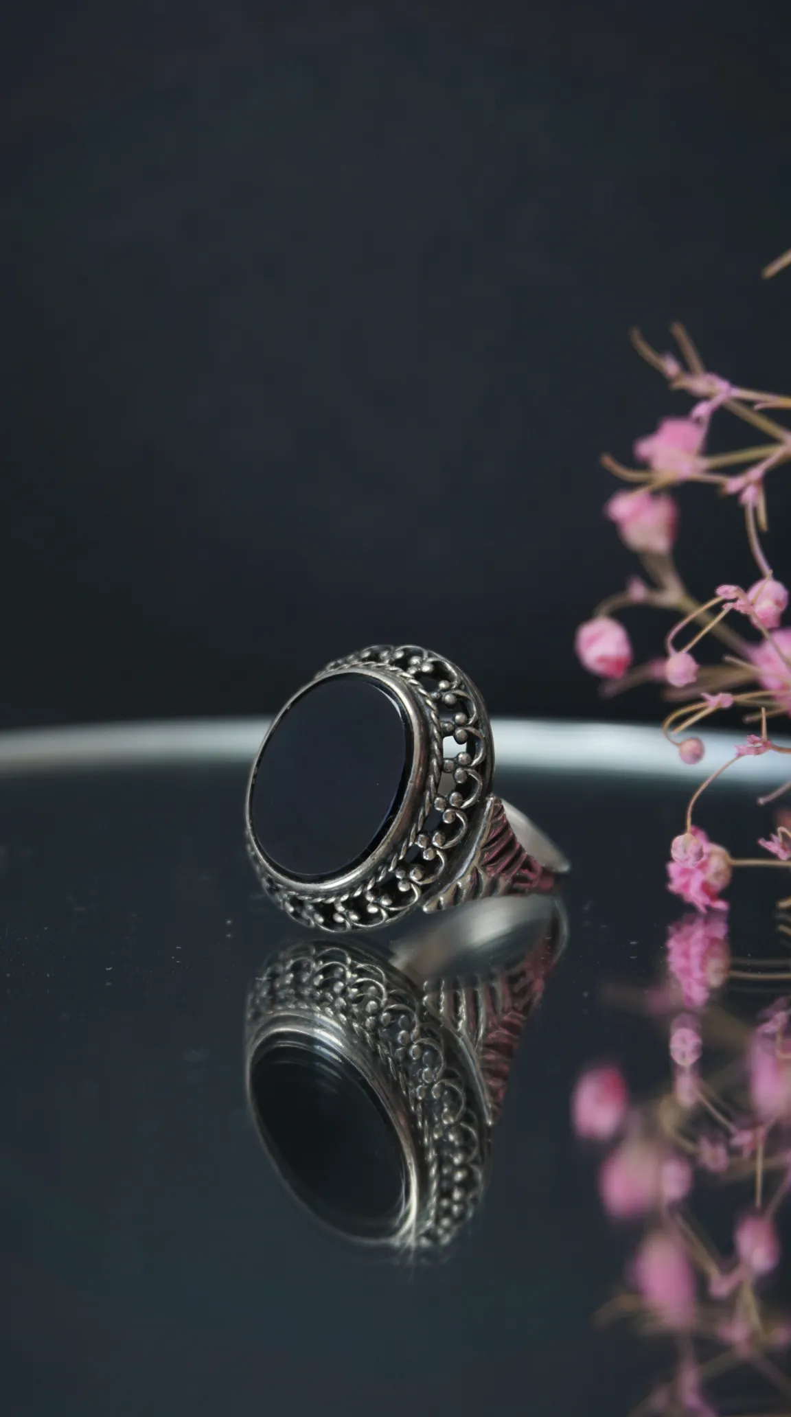 Vintage silver ring with black oval onyx and intricate filigree design