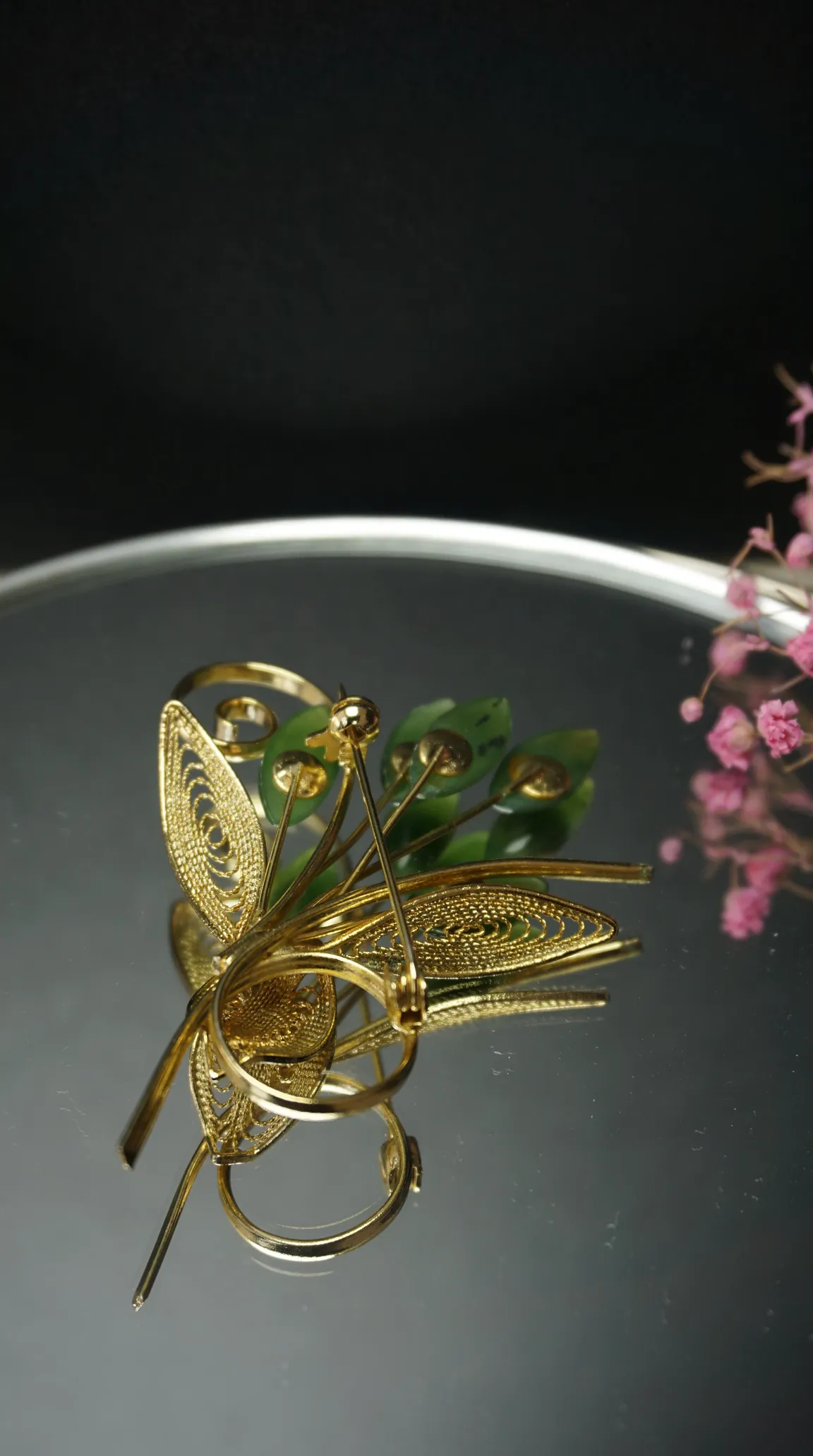 Vintage gold filigree brooch with green jade leaf design