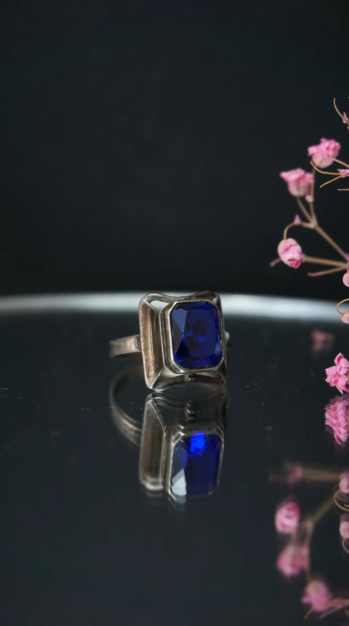 Vintage silver ring with a square blue sapphire gemstone
