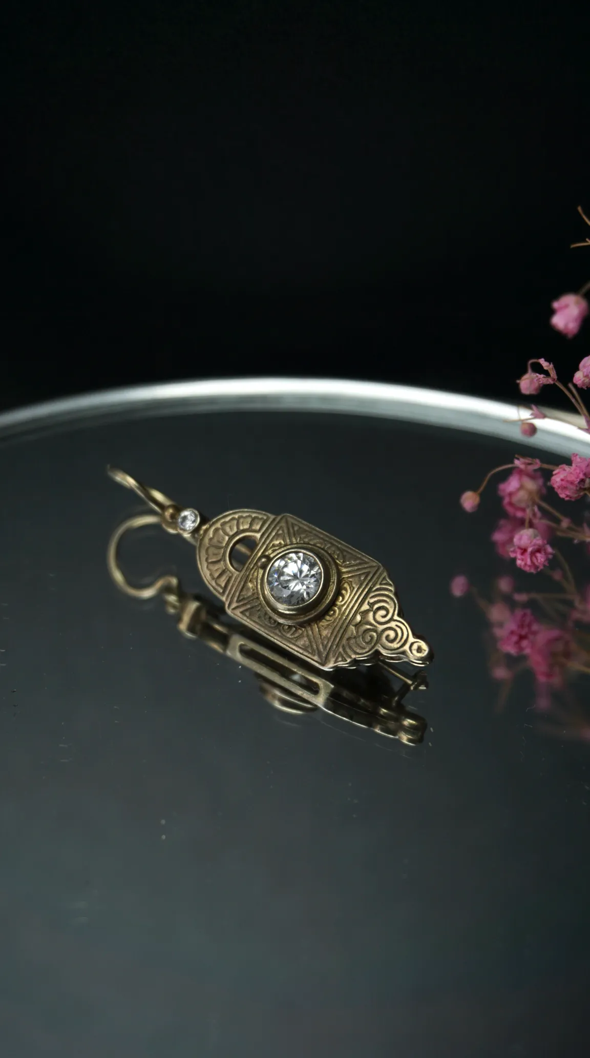 Vintage gold Art Deco earring with clear crystal and geometric patterns