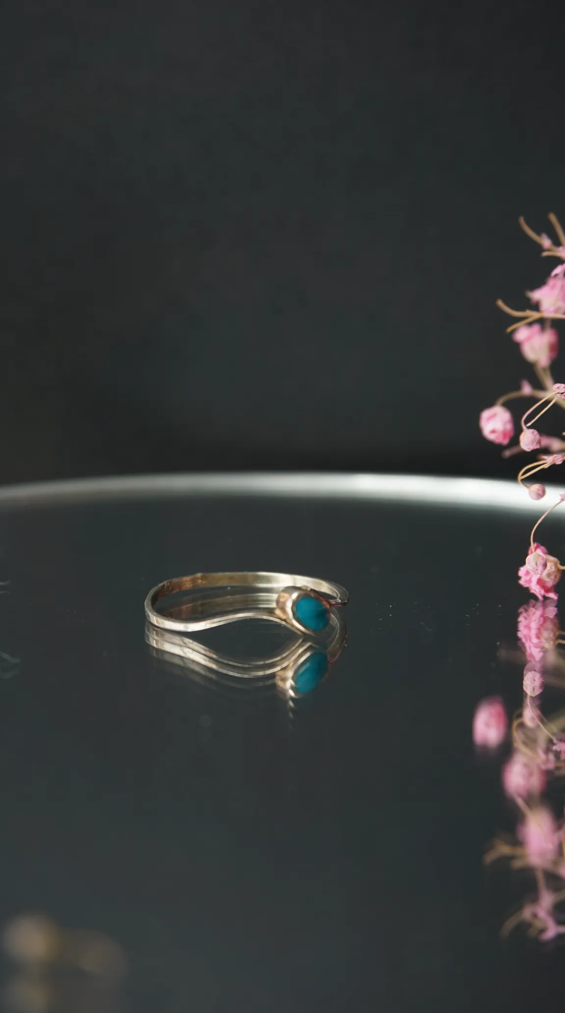 Vintage sterling silver ring with oval turquoise gemstone